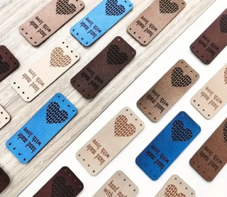 Štítek, nášivka z eco kůže - Hand made, pletené srdíčko